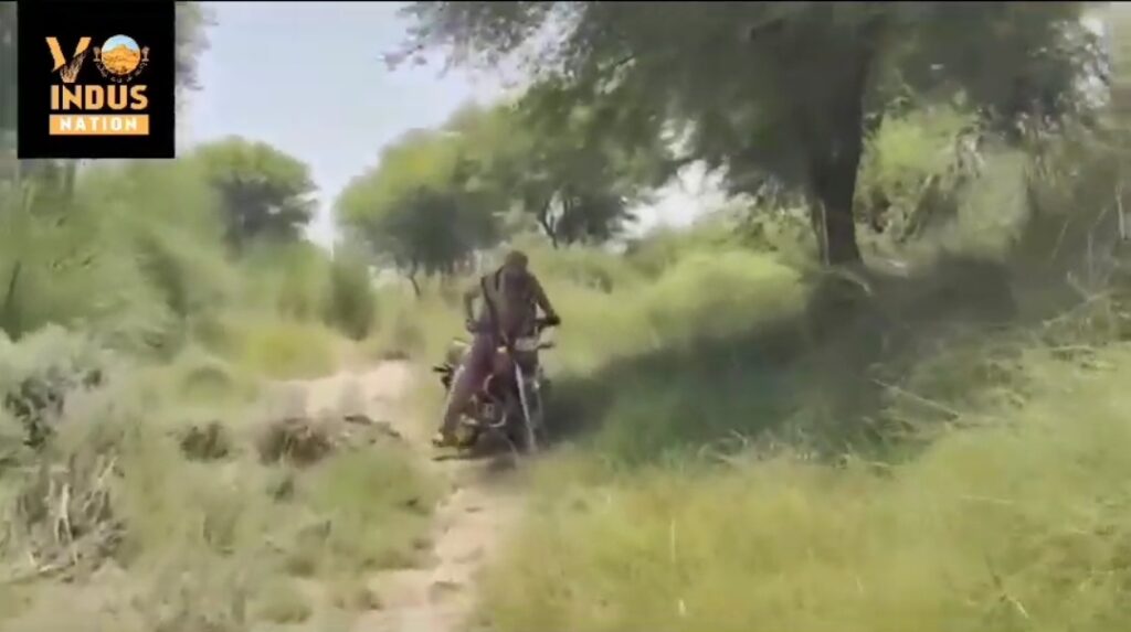 قاضي احمد ويجهو ناصري پوليس ٿاڻي جي حد ۾ بااثر زميندار صالح شاھ جي زمين تي ھارپو ڪندڙ 13 سالا نينگري ڪونج جوڻيجو سان مبينا جنسي ذيادتي جي ڪوشش واري معامري جي ٿيل فيصلي کي متاثر نينگري ڪونج جوڻيجو ء وارثن ڪوڙو قرار ڏئي ڇڏيو سندس والد علي رستم جوڻيجو ء سندس جي ڀاءُ جو چوڻ آهي ته اسان کي زبردستي هٿيارن جي زور تي اڇي پني تي صحيح ورتي وئي ء چيو ته توهان اھو چئجو ته اسان ٺاھ ڪيو آهي اھڙي فيصلي جون خبرون هلي رهيون آهن ته اسان کي 19 لک روپيا ڏنا ويا آهن جيڪو سراسر ڪوڙو ڊرامو آهي اسان کي ڊيڄاري ڌمڪائي ھٿيارن جي زور تي اڇي پني تي آڱوٺا هڻايا ويا اسان غريب مسڪين آهيون اسان کي جان جو خطرو آهي صالح شاھ بااثر شخص آهي ٻئي پاسي متاثر نينگري ڪونج جوڻيجو ميڊيا سان ڳالهائيندي چيو ته مان صالح شاھ کي نه اڄ معاف ڪيو آهي نه معاف ڪنديس وحشي جوابدار کي گرفتار ڪيو وڃي جنھن مون جي عزت لٽڻ جي ڪوشش ڪئي رڙين تي ڦٽيون چونڊيندڙ عورتن مون کي بچائي ورتو آهي متاثر نينگري قانون لاڳو ڪندڙ ادارن ۽ اعلي اختيارين کان مطالبو ڪندي گھر ڪئي آهي تہ درندي جوابدار کي گرفتار ڪري مٿس ڪيس داخل ڪيو وڃي ۽ مون سان انصاف ڪيو وڃي.