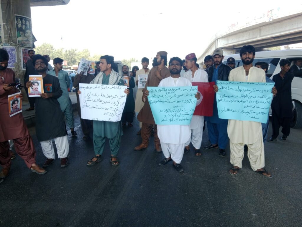 The Jeay Sindh Freedom Movement (JSFM) organized a protest rally in Jamshoro, demanding the immediate release of national activists Talib Leghari and Ashiq Magsi, who were forcibly disappeared by state agencies from Shahdadkot on January 26. The rally also condemned the brutal torture inflicted on national activists Waqar Khushk, Mumtaz Soomro, Dilbar Dero, Badshah Balo, Adnan Balo, Wazir Khushk, Sabir Karal, and Nabil Gabol in Karachi Jail, and the continued abuse they are facing after being transferred to Sukkur and Hyderabad Jails.