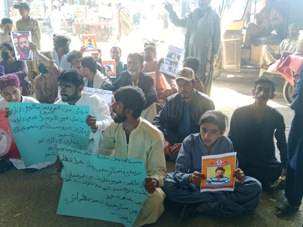 The Jeay Sindh Freedom Movement (JSFM) organized a protest rally in Jamshoro, demanding the immediate release of national activists Talib Leghari and Ashiq Magsi, who were forcibly disappeared by state agencies from Shahdadkot on January 26. The rally also condemned the brutal torture inflicted on national activists Waqar Khushk, Mumtaz Soomro, Dilbar Dero, Badshah Balo, Adnan Balo, Wazir Khushk, Sabir Karal, and Nabil Gabol in Karachi Jail, and the continued abuse they are facing after being transferred to Sukkur and Hyderabad Jails.
