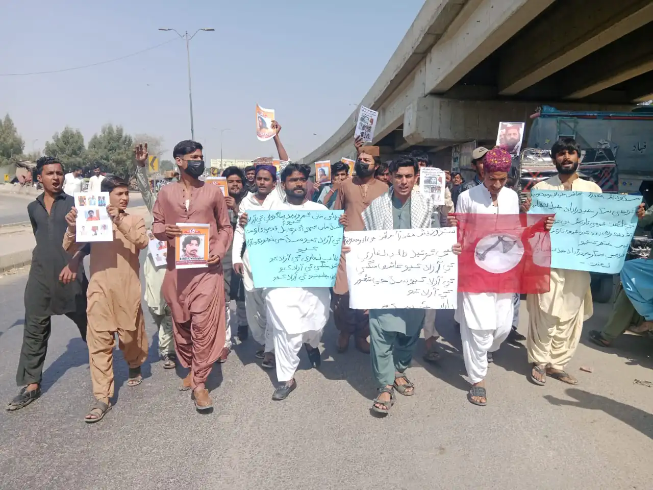 The Jeay Sindh Freedom Movement (JSFM) organized a protest rally in Jamshoro, demanding the immediate release of national activists Talib Leghari and Ashiq Magsi, who were forcibly disappeared by state agencies from Shahdadkot on January 26. The rally also condemned the brutal torture inflicted on national activists Waqar Khushk, Mumtaz Soomro, Dilbar Dero, Badshah Balo, Adnan Balo, Wazir Khushk, Sabir Karal, and Nabil Gabol in Karachi Jail, and the continued abuse they are facing after being transferred to Sukkur and Hyderabad Jails.