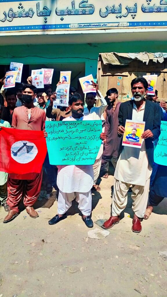 The Jeay Sindh Freedom Movement (JSFM) organized a protest rally in Jamshoro, demanding the immediate release of national activists Talib Leghari and Ashiq Magsi, who were forcibly disappeared by state agencies from Shahdadkot on January 26. The rally also condemned the brutal torture inflicted on national activists Waqar Khushk, Mumtaz Soomro, Dilbar Dero, Badshah Balo, Adnan Balo, Wazir Khushk, Sabir Karal, and Nabil Gabol in Karachi Jail, and the continued abuse they are facing after being transferred to Sukkur and Hyderabad Jails.