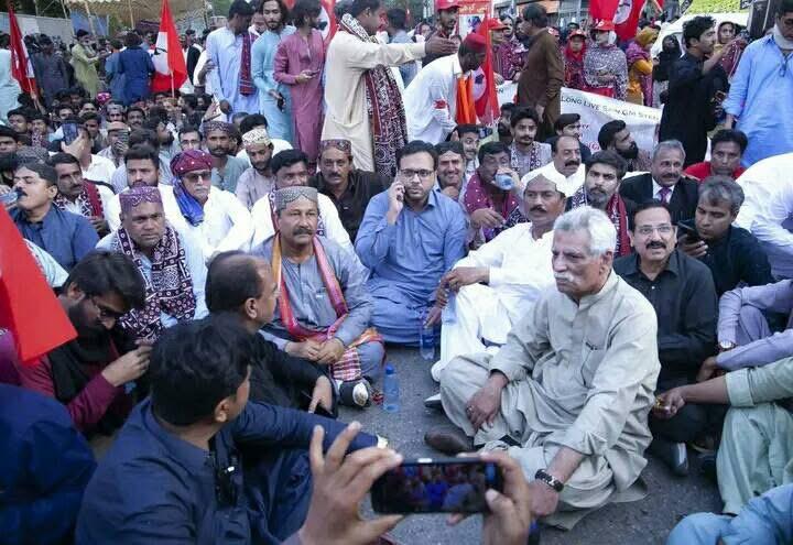 JSQM Aarisar Long March Against Indus Water Scarcity and Canals Culminates in Karachi: Sindh’s Cry for SurvivalKarachi, March 25:P After a grueling 27-day journey spanning over 500 kilometers, the Jeay Sindh Qaumi Mahaz (Arisar)’s long march against the federal government’s controversial water policies and land auctions concluded in Karachi today. The protest, which began in Sukkur on January 28, drew thousands of Sindhi farmers, activists, and civil society members demanding urgent action to address the catastrophic decline of water in the Indus River, exacerbated by upstream canal projects and corporate land grabs.