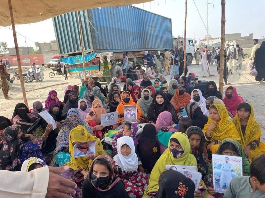Complete Shutdown Strike Announced in Hub on Monday, March 3State Oppression and Intelligence Agencies’ Policies Cannot Deter Baloch Mothers and Sisters from Their Struggle The Baloch mothers are determined to fight until the last moment for the safe recovery of their loved ones. For the past four days, the families of the forcibly disappeared have been staging a peaceful sit-in at Hub Bhawani, demanding justice. Instead of addressing their concerns and making efforts to recover their missing family members, the authorities responded with force. 