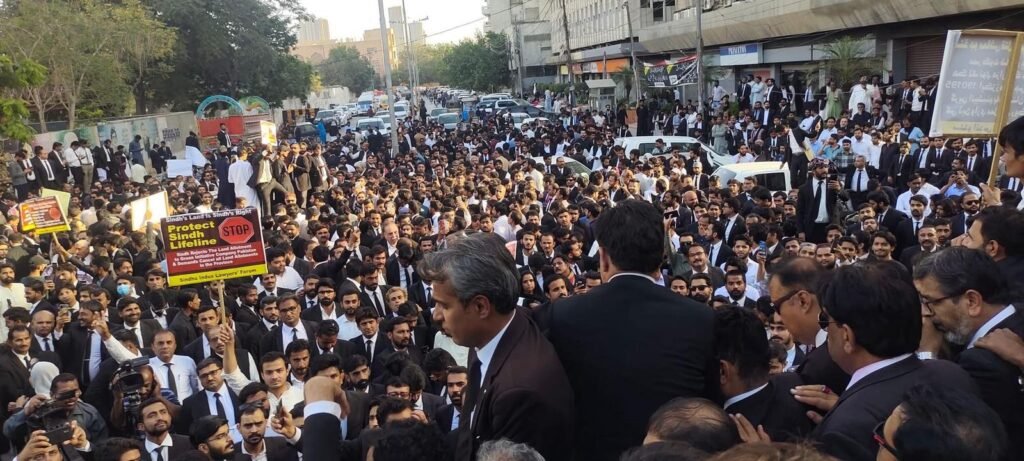 Karachi: In a striking show of solidarity, legal professionals from across Sindh organized a significant demonstration on Friday to challenge the federal government’s contentious plan to build six canals along the Indus River and the proposed 26th constitutional amendment.