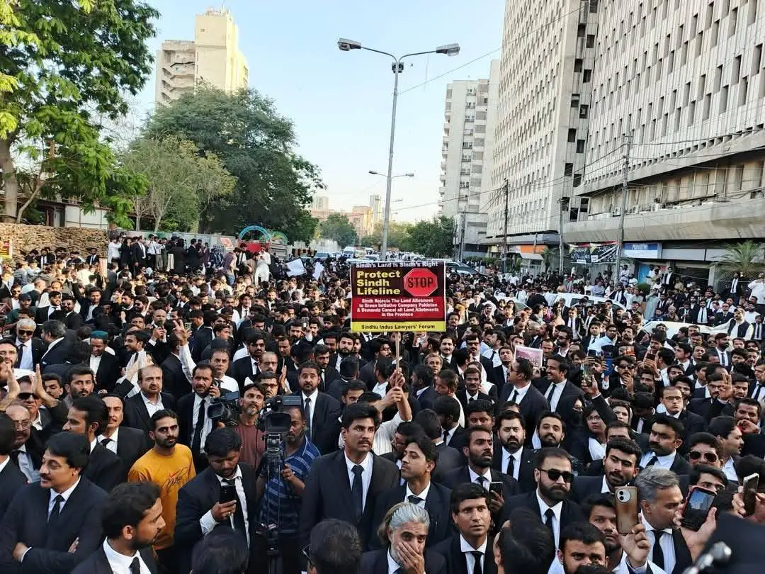 Karachi: In a striking show of solidarity, legal professionals from across Sindh organized a significant demonstration on Friday to challenge the federal government’s contentious plan to build six canals along the Indus River and the proposed 26th constitutional amendment.