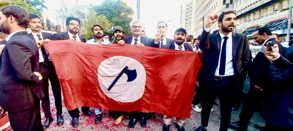 Karachi: In a striking show of solidarity, legal professionals from across Sindh organized a significant demonstration on Friday to challenge the federal government’s contentious plan to build six canals along the Indus River and the proposed 26th constitutional amendment.