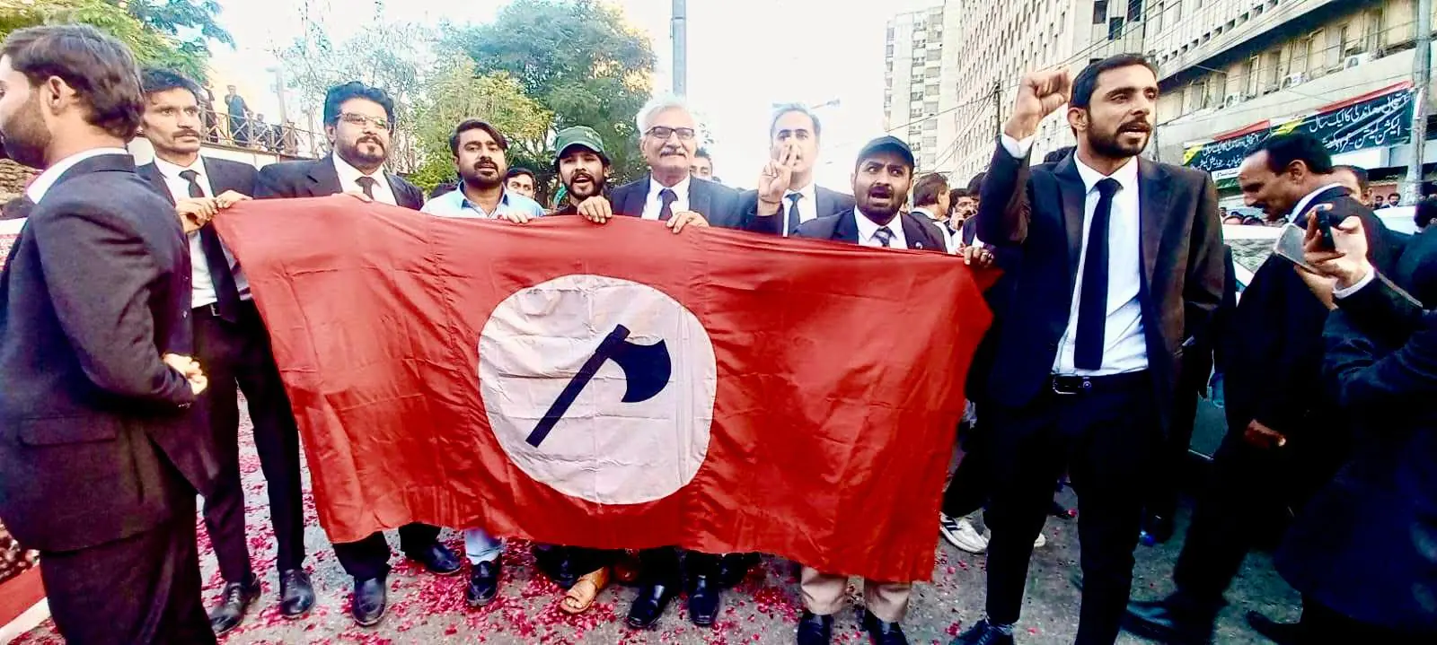 Karachi: In a striking show of solidarity, legal professionals from across Sindh organized a significant demonstration on Friday to challenge the federal government’s contentious plan to build six canals along the Indus River and the proposed 26th constitutional amendment.