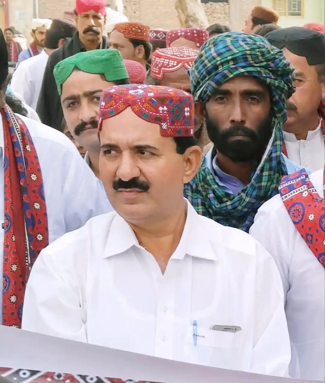 سنڌوءَ تي ڪئنالن، ڊيمن ۽ زمينن جو سوال نواز خان زئور شيون، لقاءَ، منظر ۽ مسئلا رڳي فلسفي جي روءِ کان ئي هڪٻئي سان ڳنڍيل نہ هوندا آهن، پر عملي طور پڻ انهن جي وچ ۾ ڪيتريون ئي ڏٺيون اڻڏٺيون تندون ۽ سڌا اڻسڌا آڌارڪ لاڳاپا هوندا آهن. جيئن ڪائناتي لقائن ۾ انيڪ منفرد مانڊاڻڪ سٽائون سمائيون پيون هونديون آهن،