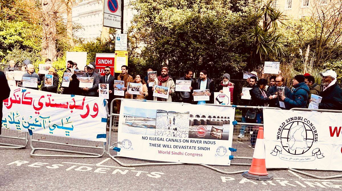 London – On the occasion of the International Day of Action for Rivers, the World Sindhi Congress (WSC) staged a massive protest in front of the Pakistan High Commission in London against the unconstitutional construction of six new canals on the Indus River by the federal and Punjab governments of Pakistan. The demonstration was attended by nationalist leaders, human rights activists, intellectuals, and political workers.