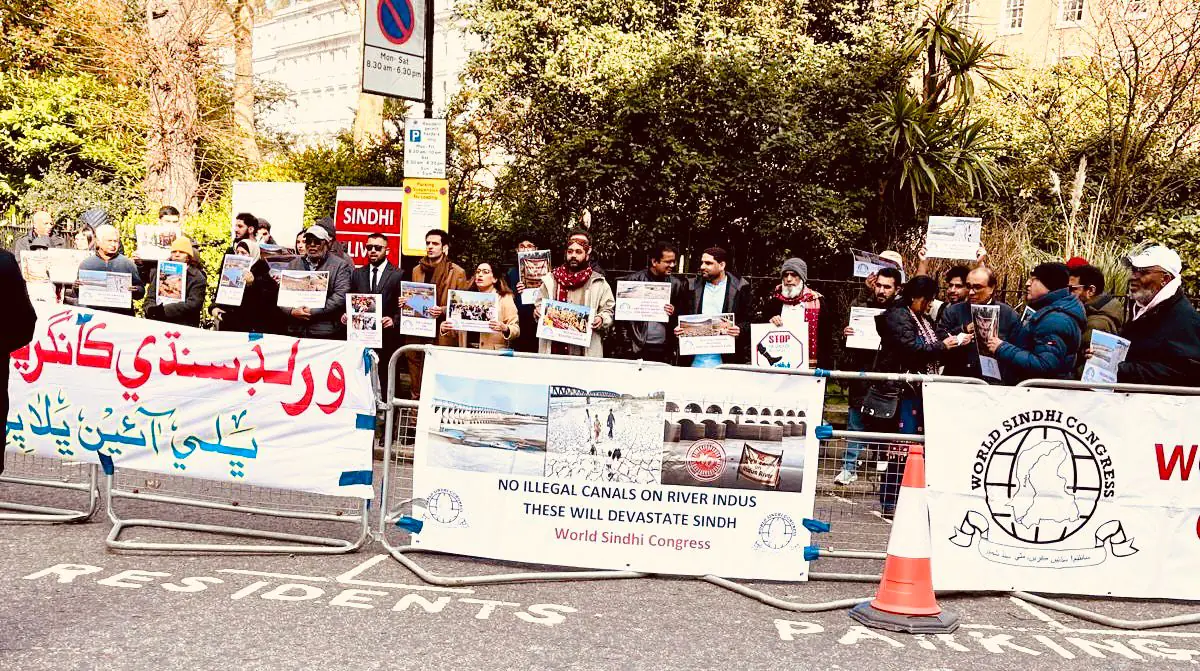 London – On the occasion of the International Day of Action for Rivers, the World Sindhi Congress (WSC) staged a massive protest in front of the Pakistan High Commission in London against the unconstitutional construction of six new canals on the Indus River by the federal and Punjab governments of Pakistan. The demonstration was attended by nationalist leaders, human rights activists, intellectuals, and political workers.