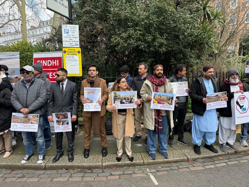 London – On the occasion of the International Day of Action for Rivers, the World Sindhi Congress (WSC) staged a massive protest in front of the Pakistan High Commission in London against the unconstitutional construction of six new canals on the Indus River by the federal and Punjab governments of Pakistan. The demonstration was attended by nationalist leaders, human rights activists, intellectuals, and political workers.