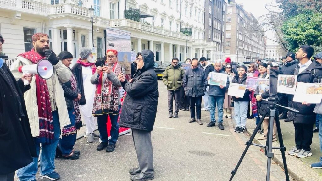London – On the occasion of the International Day of Action for Rivers, the World Sindhi Congress (WSC) staged a massive protest in front of the Pakistan High Commission in London against the unconstitutional construction of six new canals on the Indus River by the federal and Punjab governments of Pakistan. The demonstration was attended by nationalist leaders, human rights activists, intellectuals, and political workers.