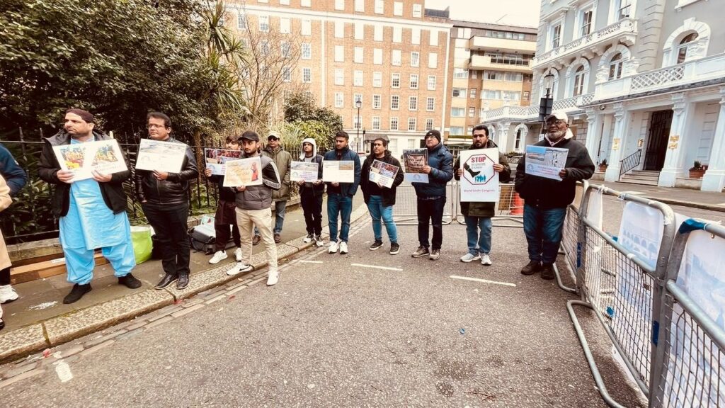 London – On the occasion of the International Day of Action for Rivers, the World Sindhi Congress (WSC) staged a massive protest in front of the Pakistan High Commission in London against the unconstitutional construction of six new canals on the Indus River by the federal and Punjab governments of Pakistan. The demonstration was attended by nationalist leaders, human rights activists, intellectuals, and political workers.