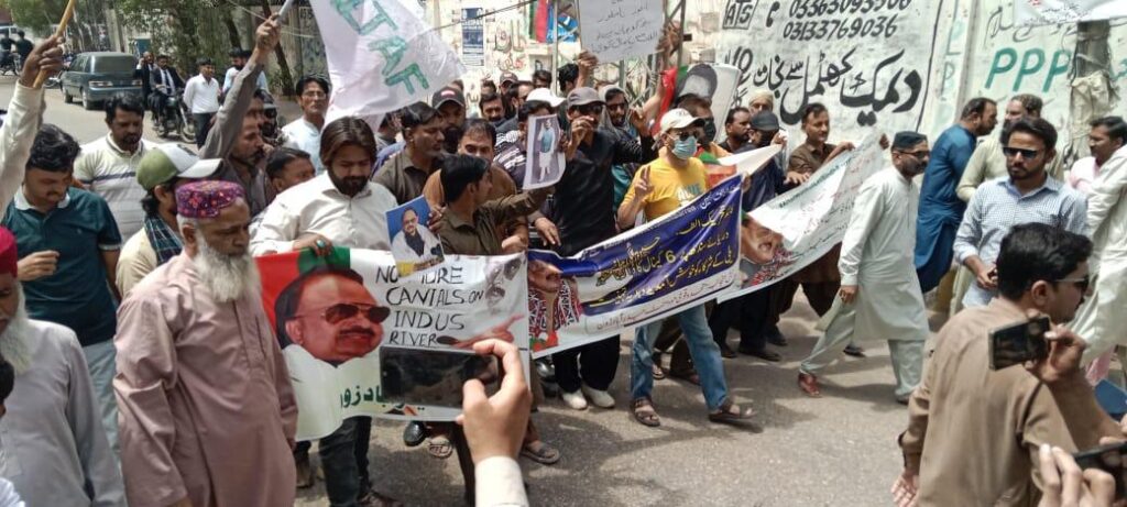 حیدرآباد میں سندھو دریا پر 6 کینالز کی تعمیر کے خلاف وکلاء کی احتجاجی ریلی میں ایم کیو ایم کے کارکنان کی شمولیت کے بعد رینجرز اور پولیس کی جانب سے سیاسی کارکنان کے گھروں پر بلاجواز چھاپے، توڑ پھوڑ، اور اہلِ خانہ کو سنگین دھمکیاں دینا ریاستی دہشتگردی کی بدترین مثال ہے، جس کی ہم شدید مذمت کرتے ہیں۔