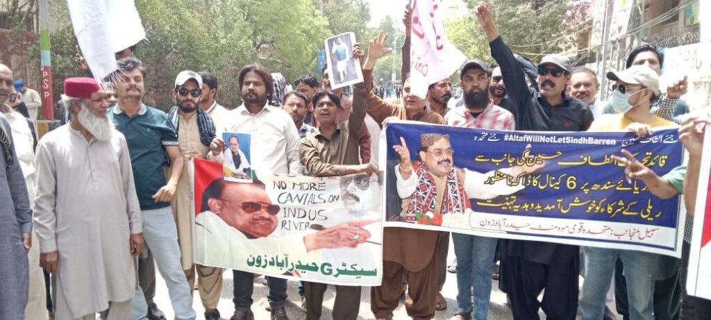 حیدرآباد میں سندھو دریا پر 6 کینالز کی تعمیر کے خلاف وکلاء کی احتجاجی ریلی میں ایم کیو ایم کے کارکنان کی شمولیت کے بعد رینجرز اور پولیس کی جانب سے سیاسی کارکنان کے گھروں پر بلاجواز چھاپے، توڑ پھوڑ، اور اہلِ خانہ کو سنگین دھمکیاں دینا ریاستی دہشتگردی کی بدترین مثال ہے، جس کی ہم شدید مذمت کرتے ہیں۔
