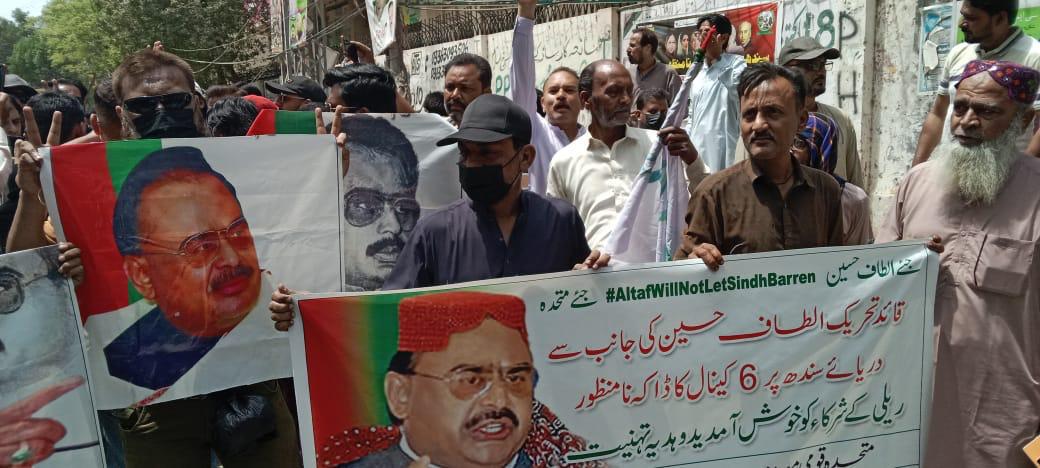 حیدرآباد میں سندھو دریا پر 6 کینالز کی تعمیر کے خلاف وکلاء کی احتجاجی ریلی میں ایم کیو ایم کے کارکنان کی شمولیت کے بعد رینجرز اور پولیس کی جانب سے سیاسی کارکنان کے گھروں پر بلاجواز چھاپے، توڑ پھوڑ، اور اہلِ خانہ کو سنگین دھمکیاں دینا ریاستی دہشتگردی کی بدترین مثال ہے، جس کی ہم شدید مذمت کرتے ہیں۔