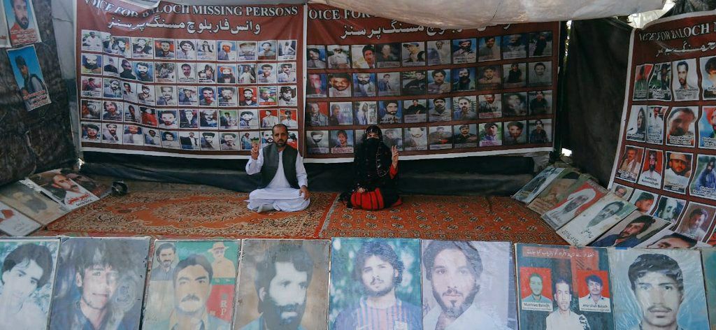 کوئٹہ جبری گمشدگیوں کے خلاف احتجاج کیمپ 5964 ویں روز جاری جبری ‏لاپتہ علی اصغر کے بیٹے غلام فرید کے سربراہی میں جبری گمشدگیوں کے خلاف وی بی ایم پی کے قائم احتجاجی کیمپ آج بروز جمعہ کوئٹہ پریس کلب کے سامنے 5964 ویں روز جاری رہا! غلام فرید نے اپنے بیان میں کہا کہ اس کے والد کے جبری گمشدگی کو 24 سال مکمل ہورہے ہیں، انہوں نے اپنے والد کی باحفاظت بازیابی کے لیے پرامن اور آئینی طریقے سے جد و جہد کرتے آرہے ہیں۔ انہوں نے کہا کہ انصاف کے حصول کے لیے انصاف کے فراہمی کے لیے بنائے گئے اداروں سمیت مختلف حکومتوں تک اپنی فریاد پہنچائی، لیکن افسوس سے کہنا پڑتا ہے کسی سطح پر کسی نے بھی ہمیں ملکی قوانین کے تحت انصاف فراہم کرنے میں اپنی کردار ادا نہیں کیا، جو یقینا پاکستان کے تمام اداروں کے کردار پر سوالیہ نشان ہے۔ انہوں نے کہا کہ والد کی طویل جبری گمشدگی اور 24 سالہ پرامن اور آئینی جد و جہد کرنے کے باوجود بھی انصاف نہ ملنے کی وجہ سے انکا خاندان شدید اذیت میں مبتلا ہو کر ذہنی مریض بن چکا ہے، جسکی وجہ سے انکی زندگی مفلوج ہوکر رہ گئی ہے۔ انہوں نے کہا کہ ہمیں پتہ ہے کہ پیاروں کی جبری گمشدگی کی اذیت ناقابل برداشت ہے، جبری گمشدہ افراد کے خاندان ہر وقت اور ہر گھڑی اپنے پیاروں کی جدائی کی اذیت میں زندگی گزار رہے ہوتے ہیں۔ انہوں نے حکومت اور ملکی اداروں کے سربراہوں سے اپیل کی کہ لاپتہ افراد کے مسئلء کو انسانی ہمدردی کے بنیاد پر دیکھے، جبری گمشدگیوں کے مکمل سدباب کے حوالے سے فوری طور پر عملی اقدامات اٹھائیں، انکے والد علی اصغر سمیت تمام لاپتہ افراد کے بازیابی کو یقینی بنائیں، اور اگر ہمارے لاپتہ افراد اس دنیا میں نہیں ہے، تو بھی ہمیں بتایا جائے، تاکہ ہمیں زندگی بھر کی اذیت سے نجات مل سکے۔